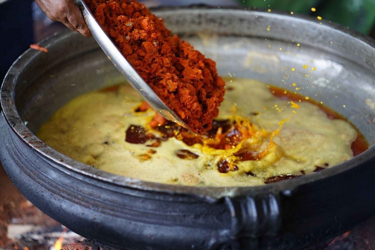 Mumbai Street Food Tour: Try 10+ Famous Street Delights