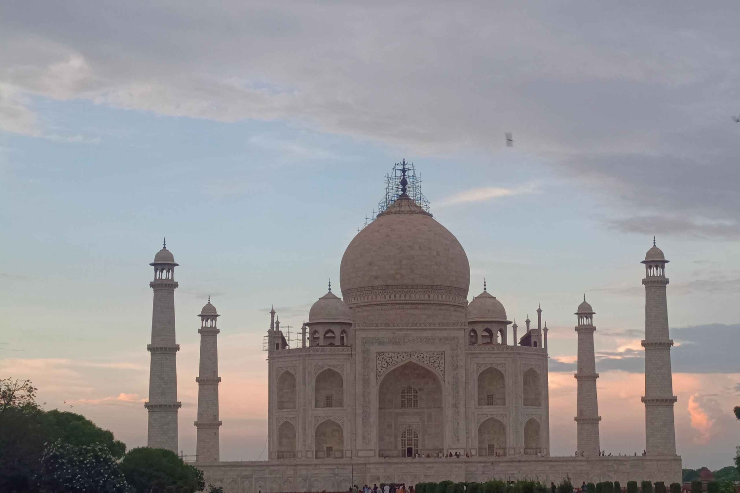 Mumbai: Taj Mahal Day Trip with Flights and Guide