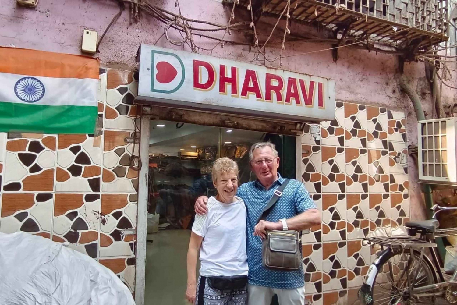 Mumbaj: Prywatna wycieczka po slumsach Dharavi z odbiorem przez lokalnego przewodnika