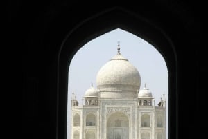 Taj tego samego dnia lokalnymi lotami z Bombaju