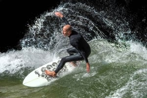 Eisbachwelle: Surfing i centrum av München - Tyskland