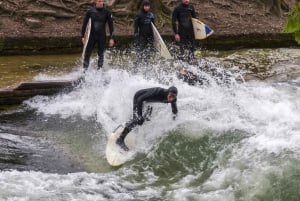 Eisbachwelle: Surfing w centrum Monachium - Niemcy
