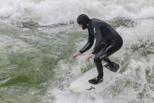 Eisbachwelle: Surfing i sentrum av München - Tyskland