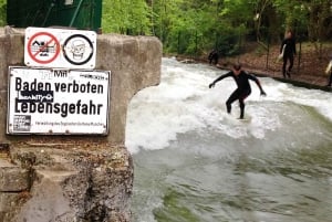 Eisbachwelle: Surfing i centrum av München - Tyskland