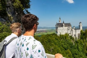 Da Monaco di Baviera: Escursione di una giornata intera al castello di Neuschwanstein e Linderhof