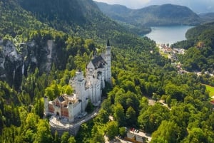 From Munich: Private Tour to Neuschwanstein Castle with Meal