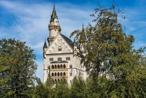 From Munich: Private Tour to Neuschwanstein Castle with Meal