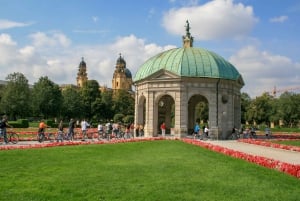 Munich City: Marienplatz and English Garden Walking Tour