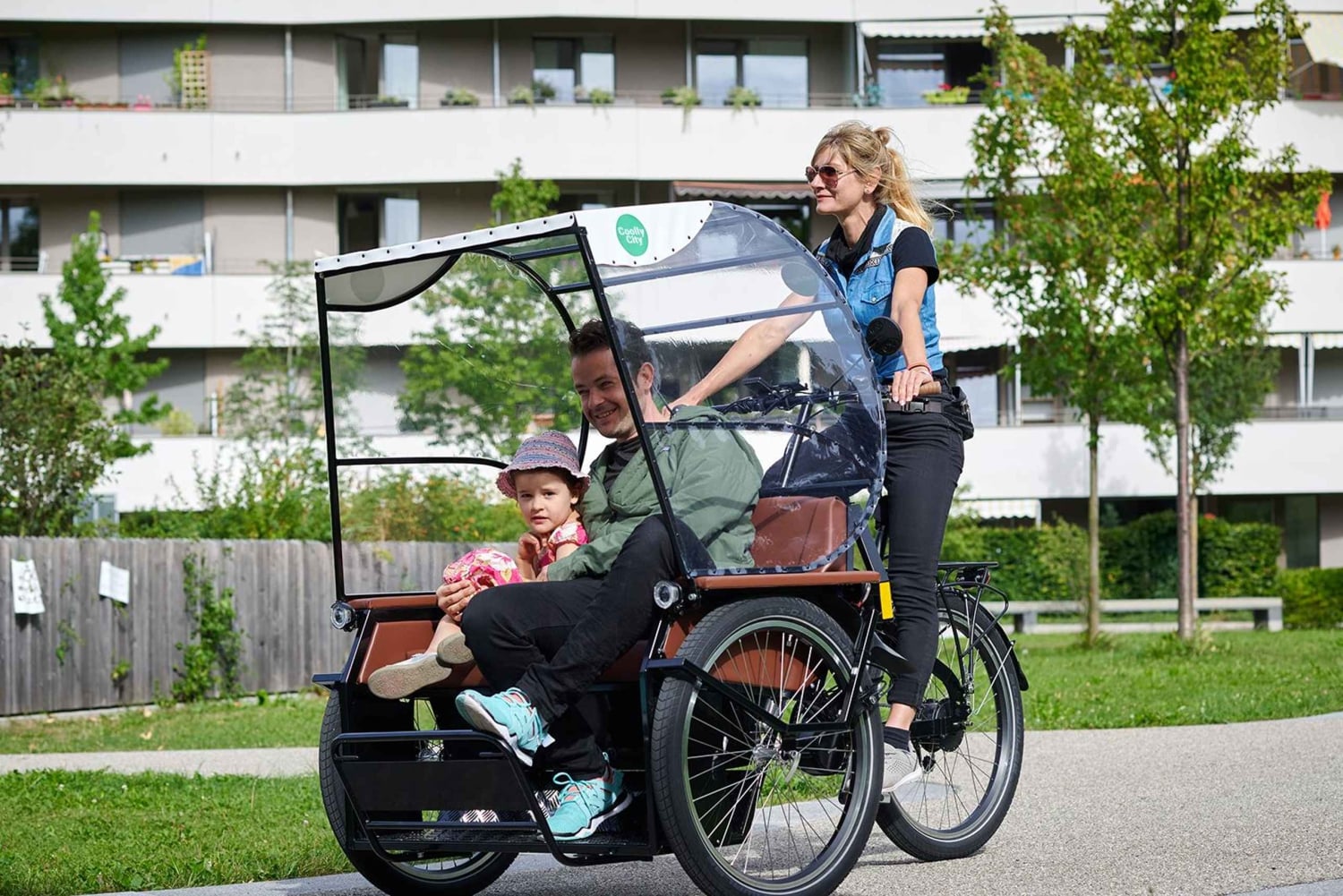 Munich: Day-rent rickshaw and explore Munich yourself