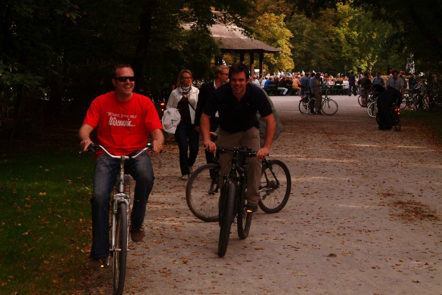 Munich: Evening Bike Tour with Beer Garden Visits