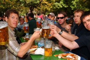 Munich: Evening Bike Tour with Beer Garden Visits