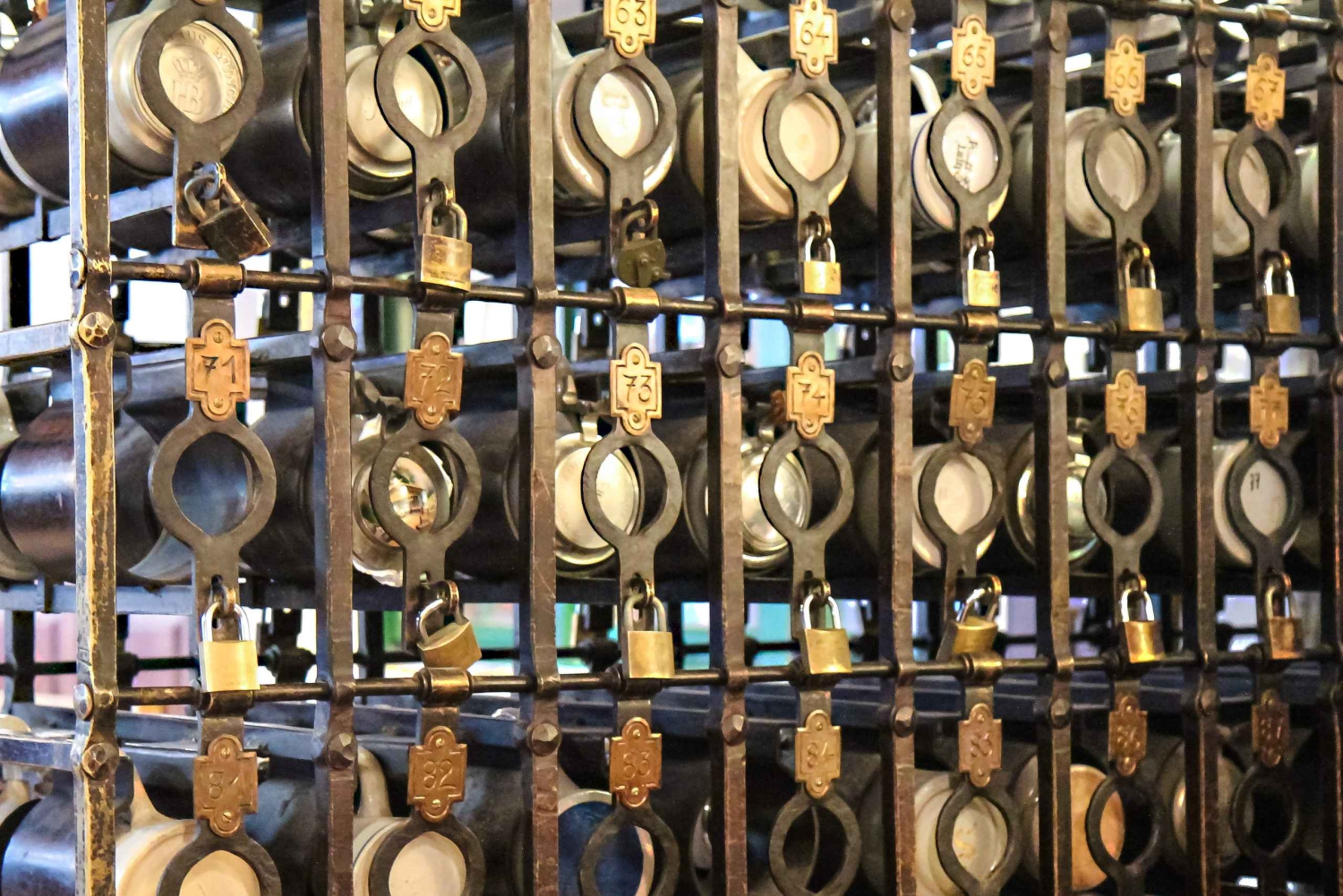 Munich: Food Tour Beer- 3 small beers & 'Brotzeit' in GERMAN