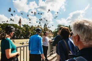 Munich: Guided City Tour by Bike with Beer Garden Stop