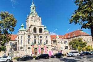 Munich: Guided City Tour by Bike with Beer Garden Stop