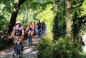 Munich: Guided City Tour by Bike with Beer Garden Stop