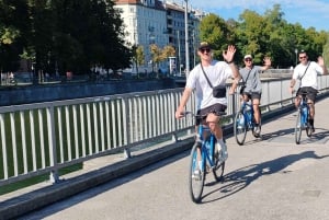 Munich: Guided City Tour by Bike with Beer Garden Stop