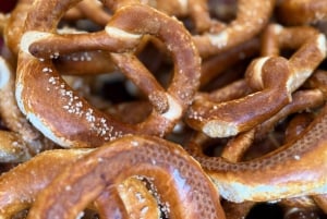 Munich: Guided Food Walking Tour with Beer Tasting