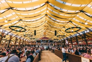 Múnich: Velada en la Gran Carpa de la Cerveza de la Oktoberfest con reserva de mesa incluida