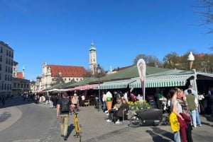 Munich: Sightseeing hopping with traditional Bavarian delicacies