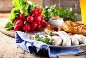 Munich: Sightseeing hopping with traditional Bavarian delicacies