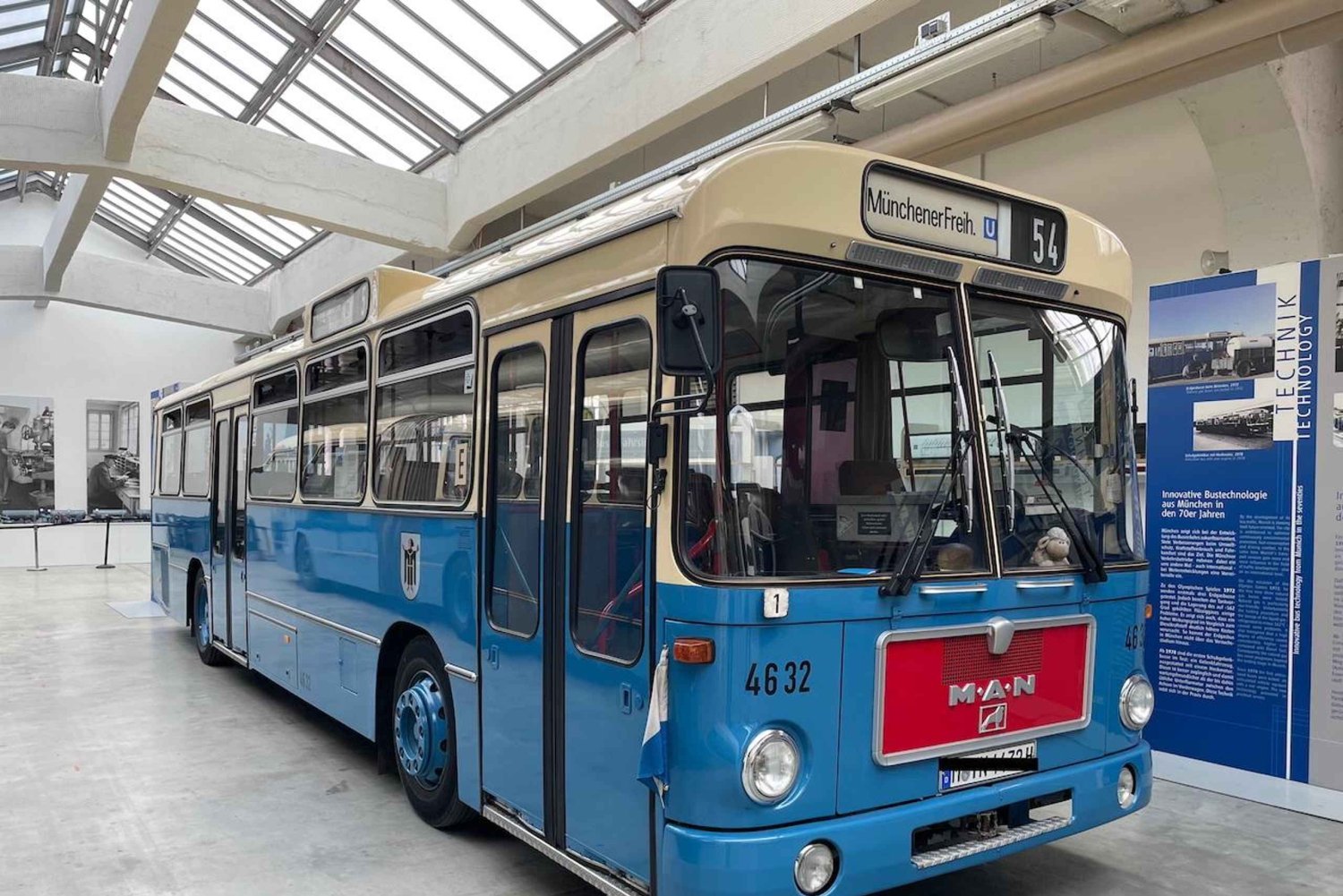 Munich: Vintage Beer Bus Sightseeing with Free Drinks