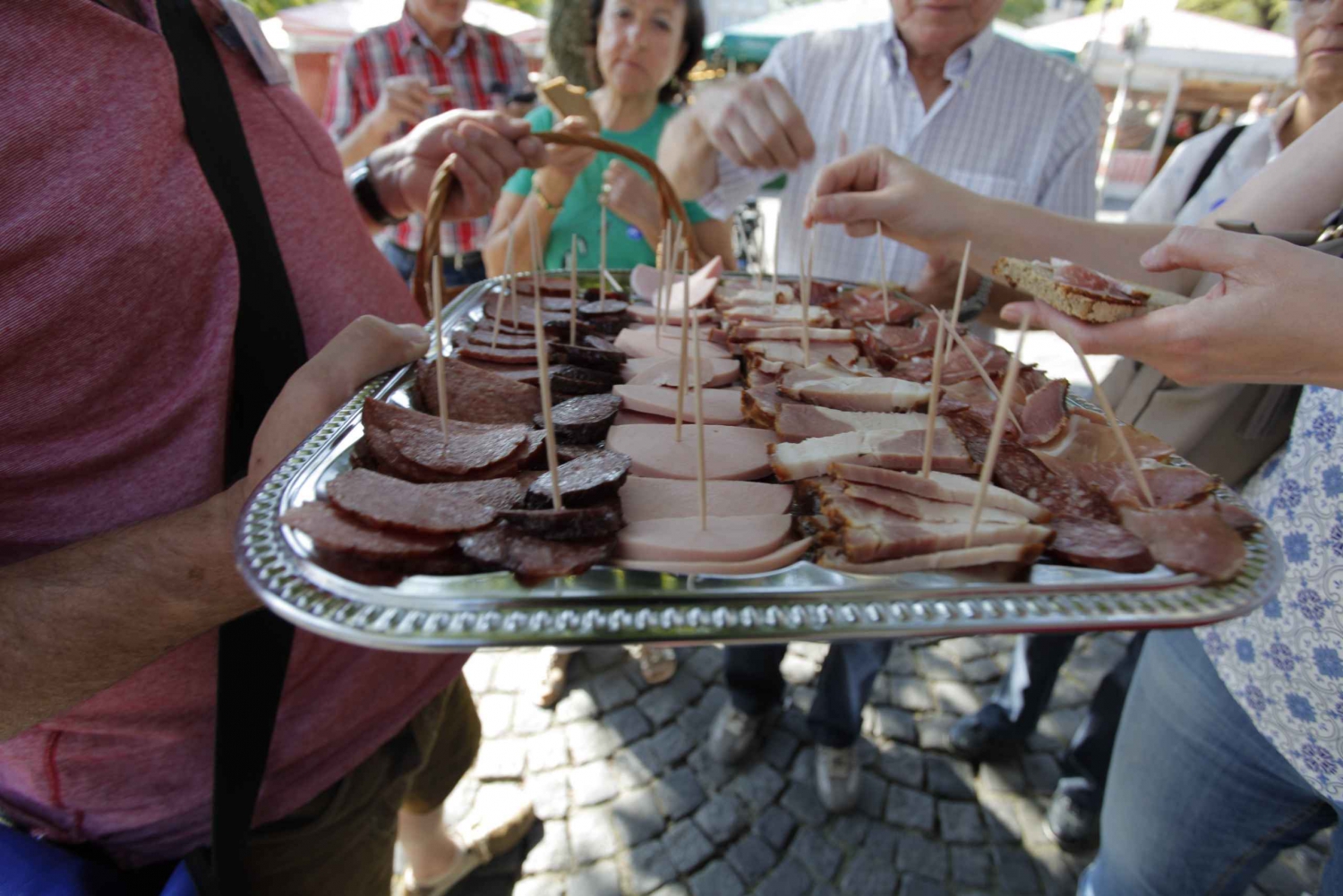Munich: Viktualienmarkt Food Tasting Tour in German