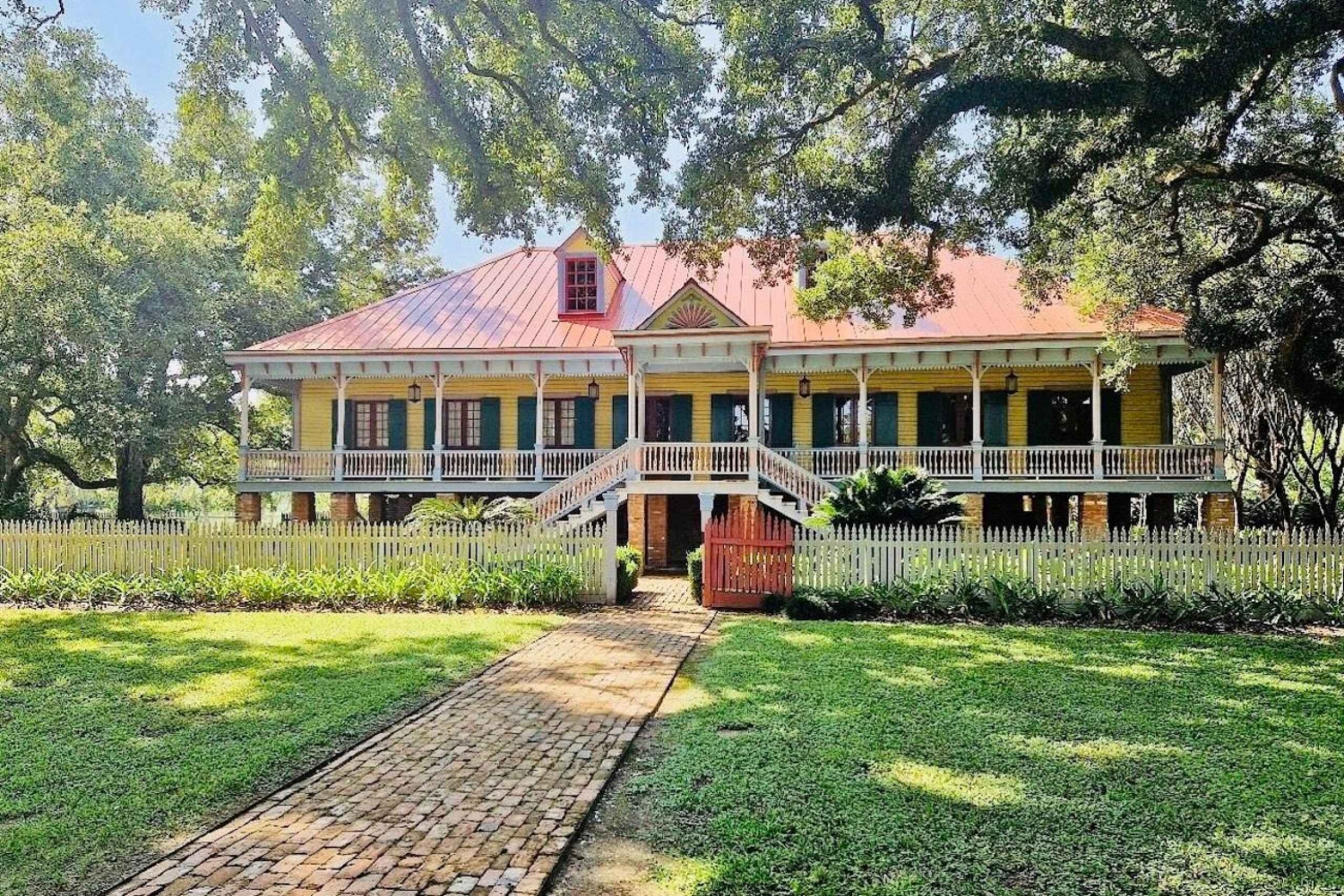 From New Orleans: Oak Alley or Laura Plantation Tour