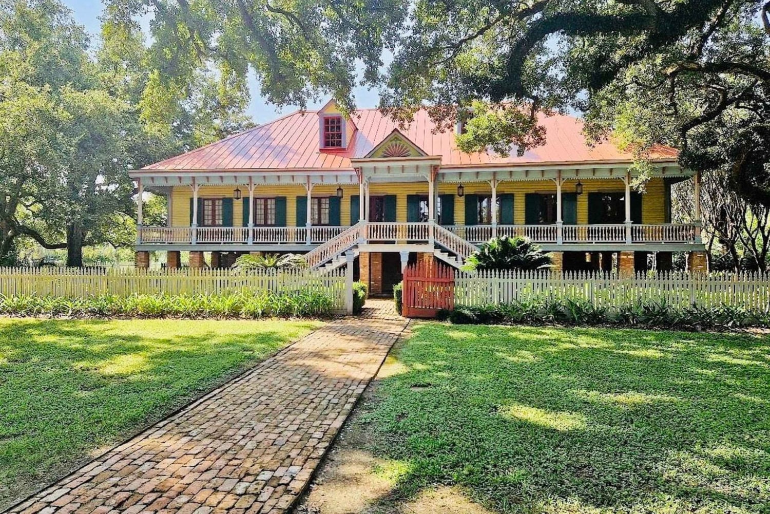 From New Orleans: Oak Alley or Laura Plantation Tour