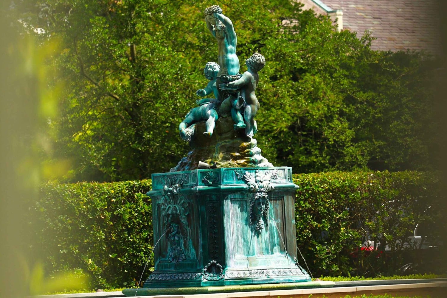 Sladder og storhed: En spadseretur gennem NOLAs havedistrikt