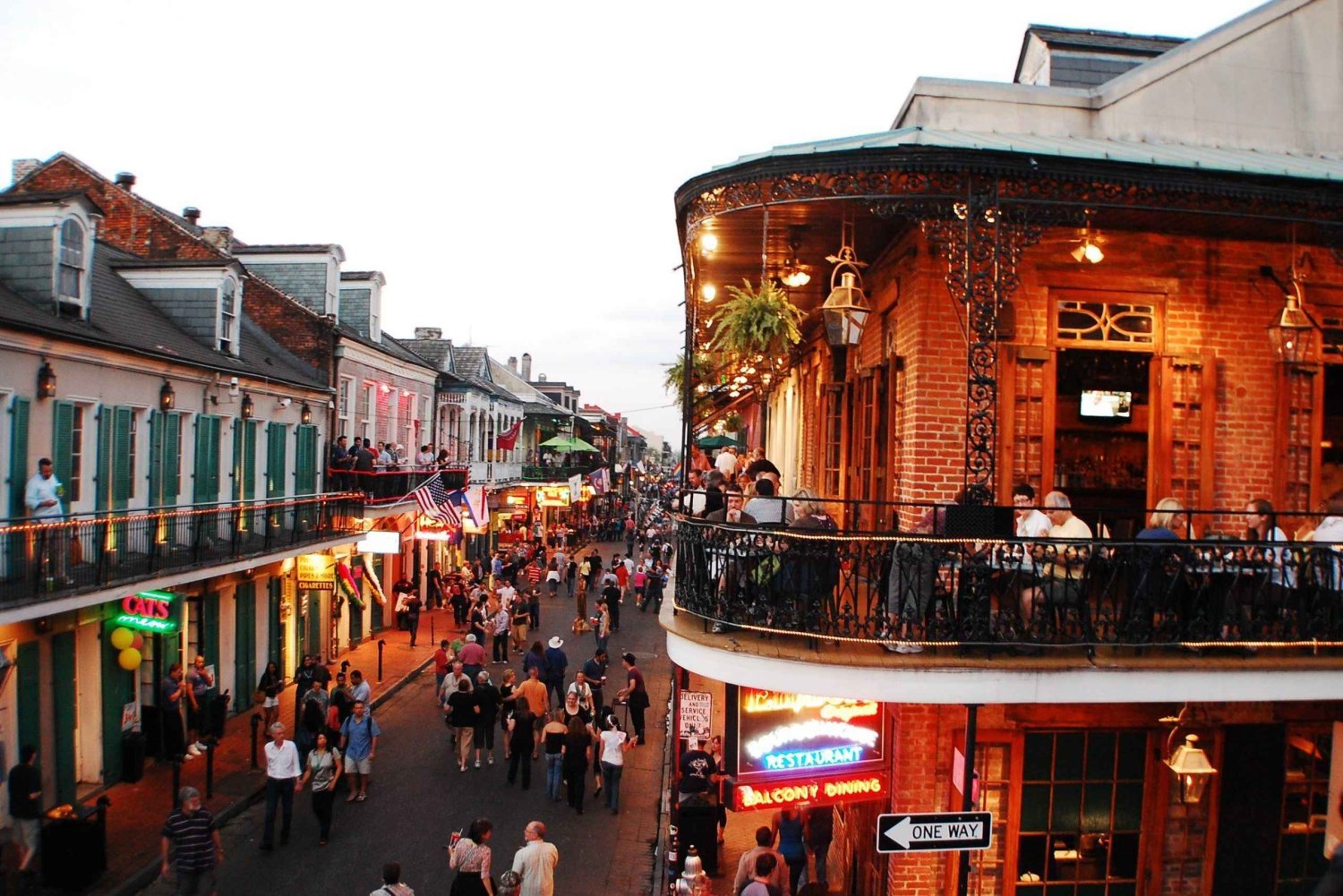 New Orleans: City Tour with Refreshing Beverage and Souvenir