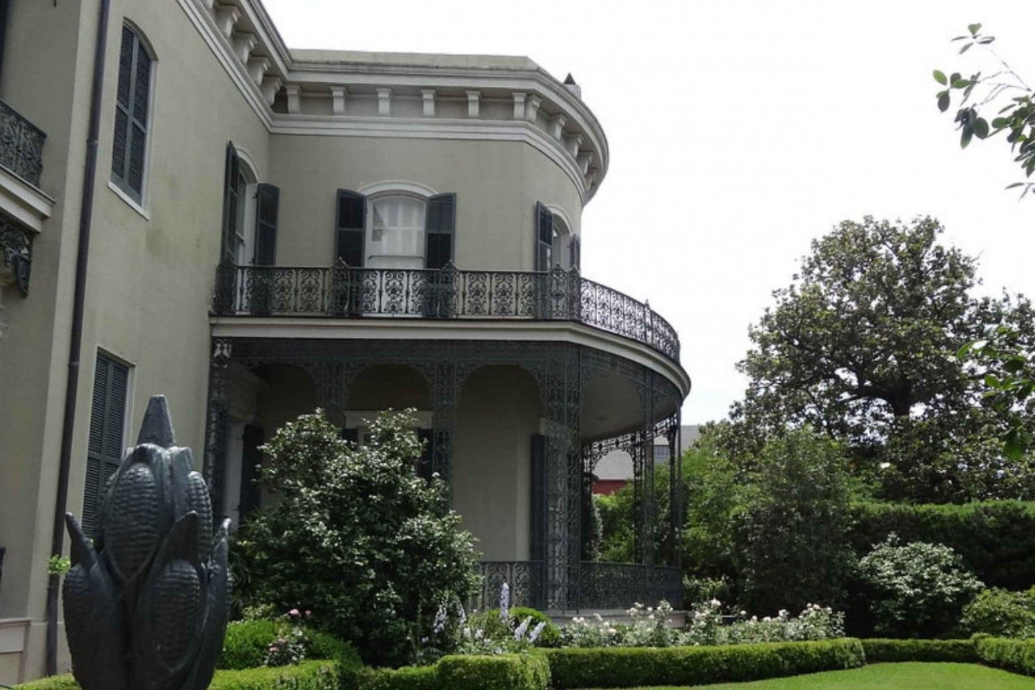 New Orleans: Tombs and Mansions of the Garden District