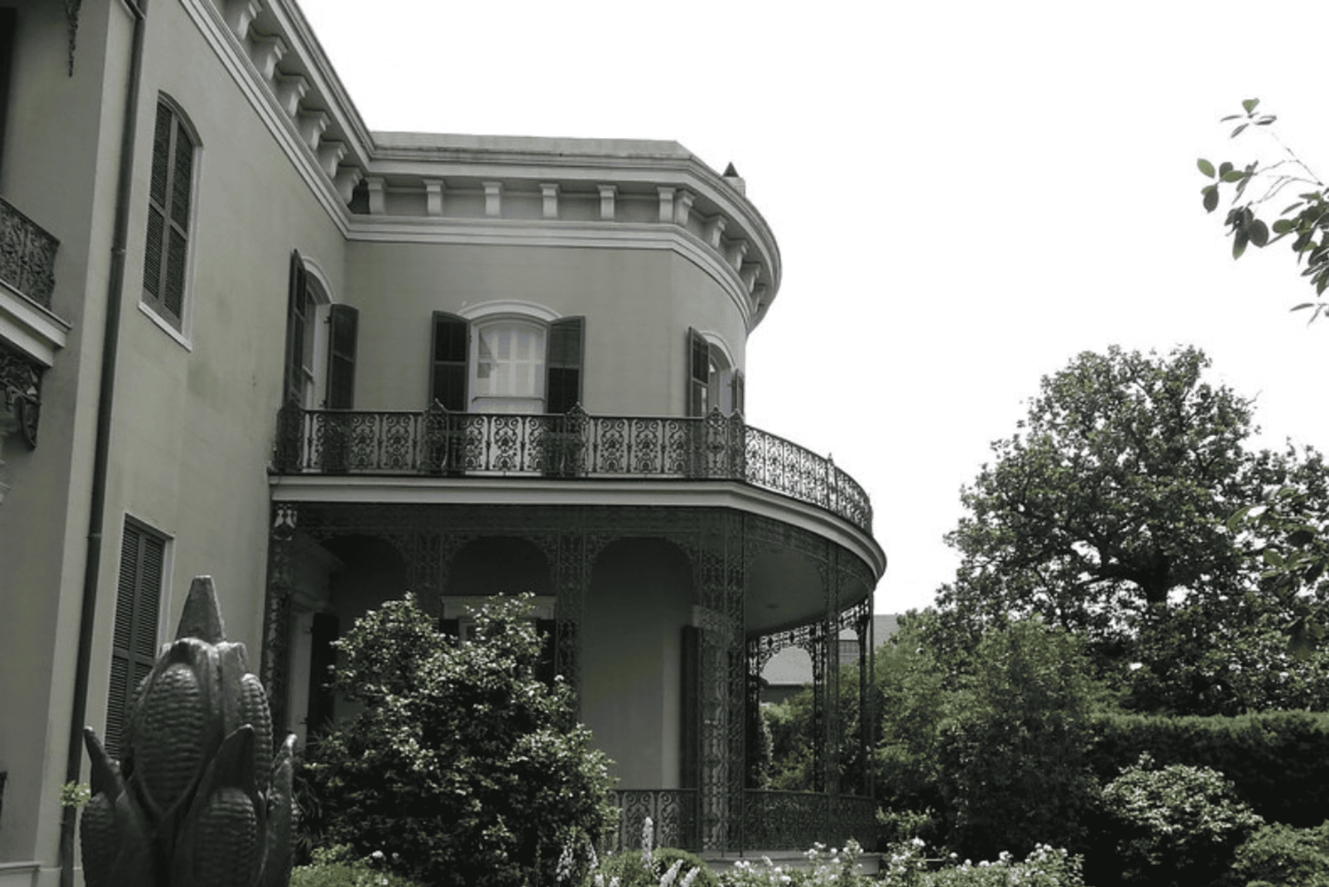 New Orleans: Tombs and Mansions of the Garden District
