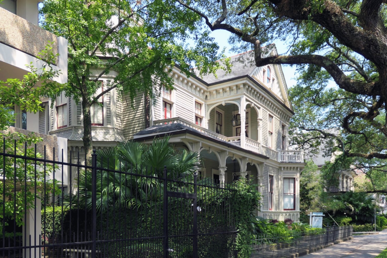 New Orleans: Tombs and Mansions of the Garden District