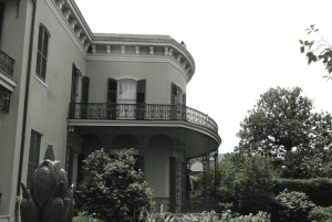New Orleans: Tombs and Mansions of the Garden District