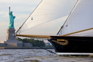 NYC: Crucero por la Estatua de la Libertad a bordo de un velero clásico