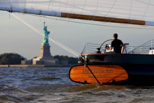 NYC: Vrijheidsbeeld cruise aan boord van een klassieke zeilboot