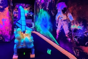 Sogno americano: biglietto d'ingresso al Blacklight Mini Golf