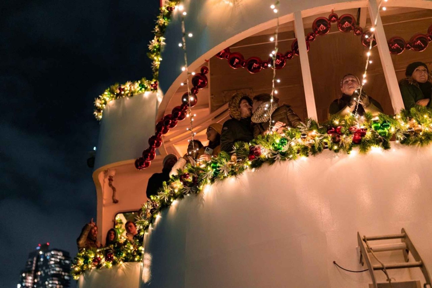 Circle Line: NYC New Year's Eve Fireworks Party Cruise (21+)