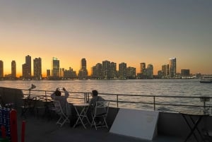 Crucero turístico con música y luces de la ciudad