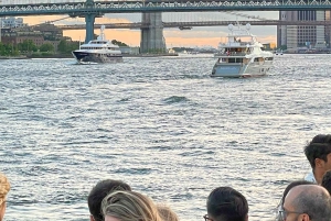 Crucero turístico con música y luces de la ciudad