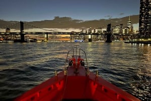 Crucero turístico con música y luces de la ciudad