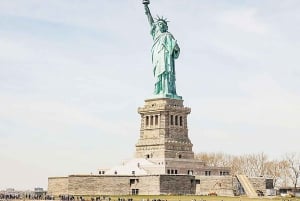 Découvrez le quartier des finances de New York, le mémorial du 11 septembre et l'icône de la liberté.