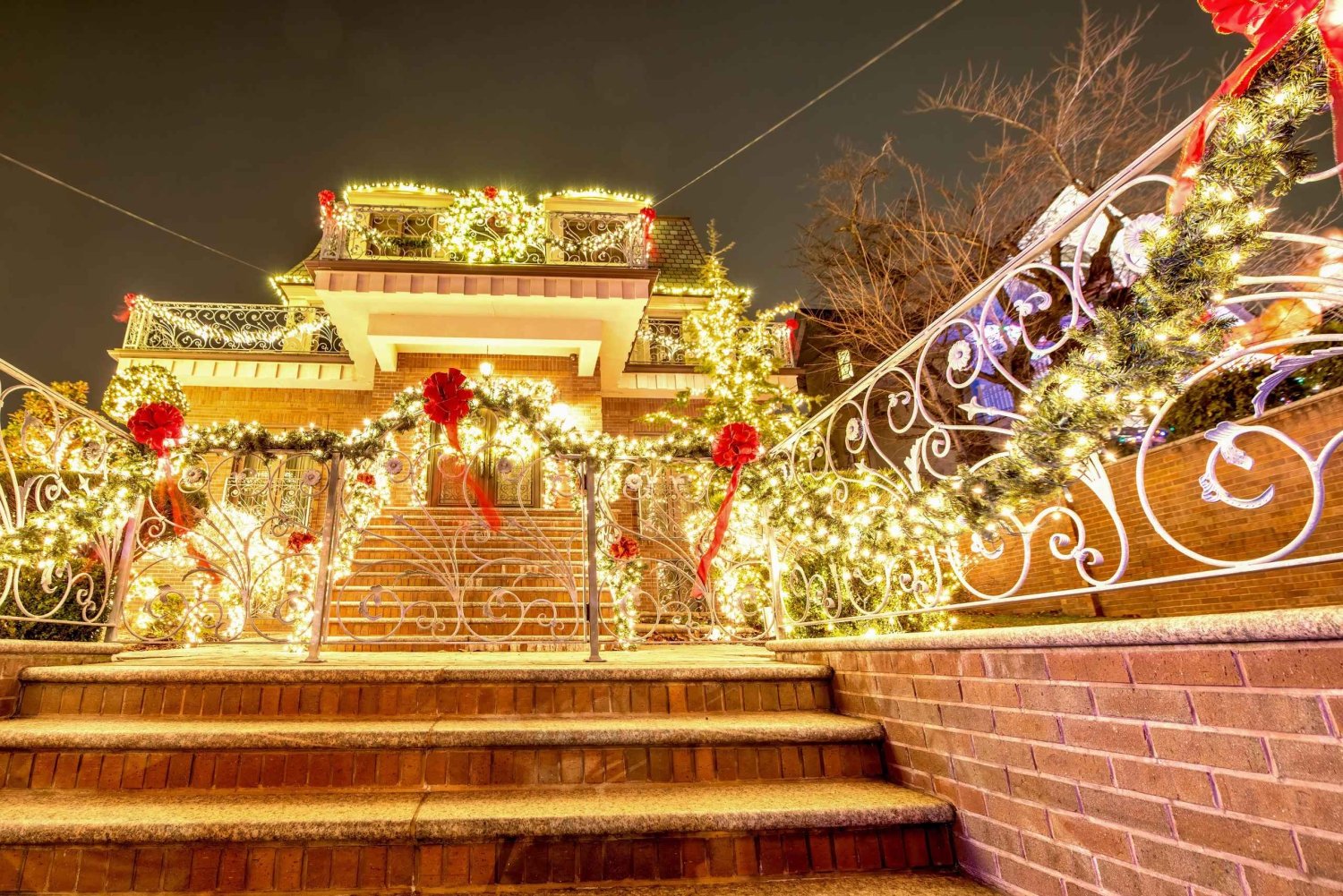Découvrez la magie des lumières de Noël à Dyker Heights, à New York.