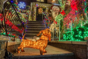 Découvrez la magie des lumières de Noël à Dyker Heights, à New York.