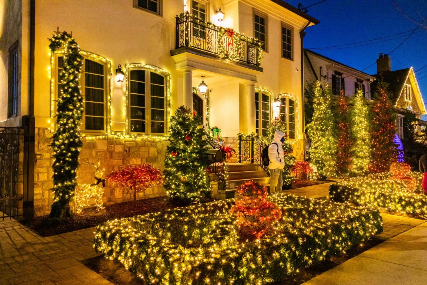 How to visit Dyker Heights Christmas lights in NYC - Hellotickets