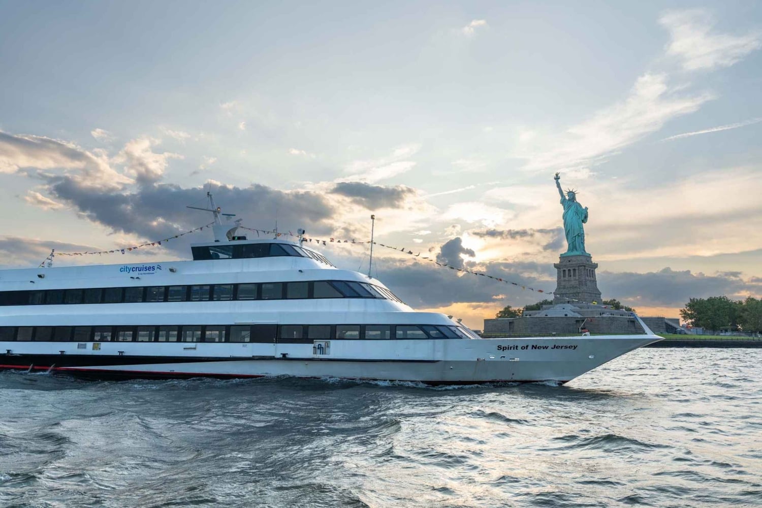 Von New Jersey aus: New York City Buffet Mittagessen oder Dinner Cruise
