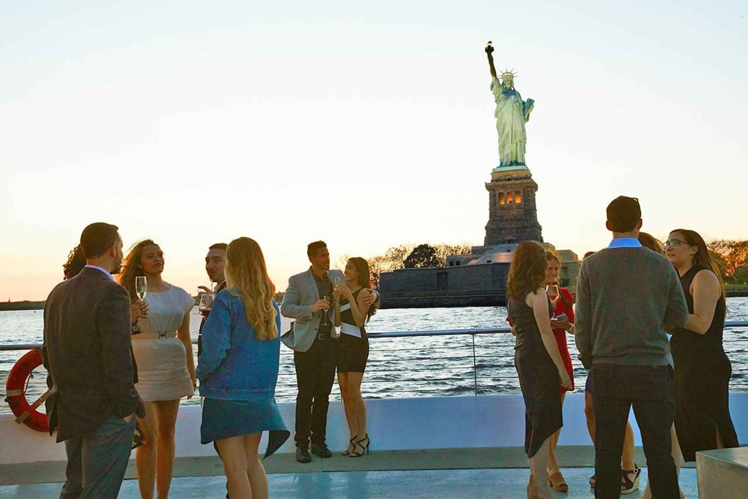Von New Jersey aus: New York City Buffet Mittagessen oder Dinner Cruise
