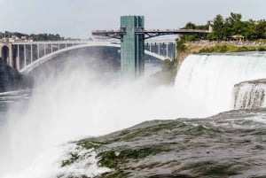 Z Nowego Jorku: 2-dniowa wycieczka do wodospadu Niagara z zakupami w outletach