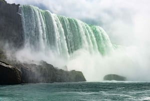 Da NYC: Tour di 2 giorni alle Cascate del Niagara con shopping negli outlet