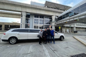 Prise en charge à l'aéroport JFK /EWR en limousine allongée + visite d'une heure de NYC